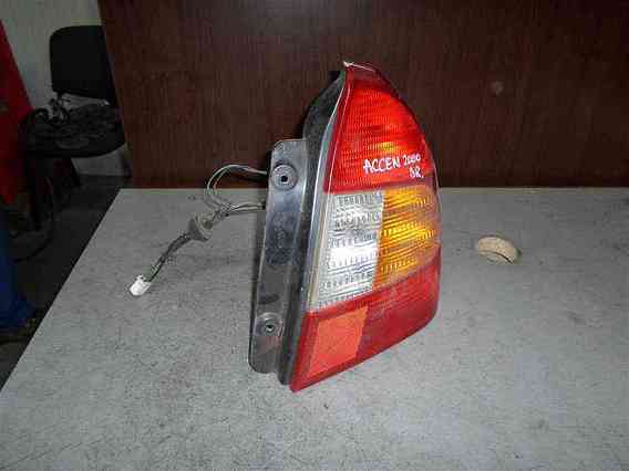 LAMPA DREAPTA SPATE Hyundai Accent 2000 - Poza 1